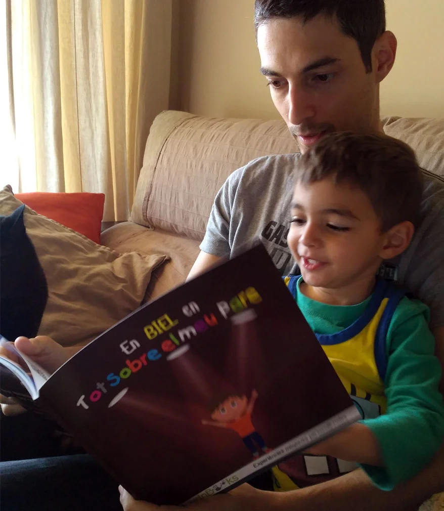 Pare llegint amb el seu fill