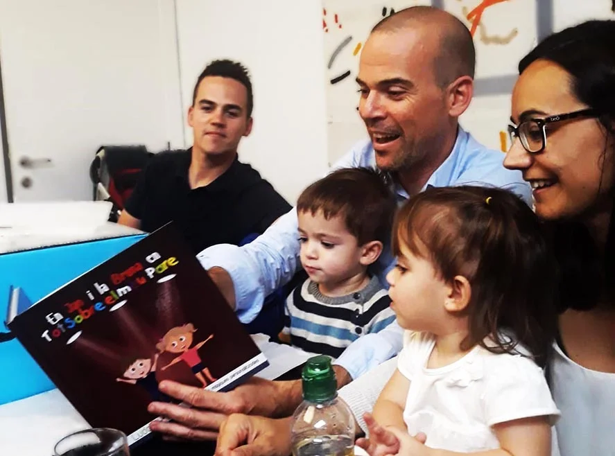 Família llegint llibre personalitzat