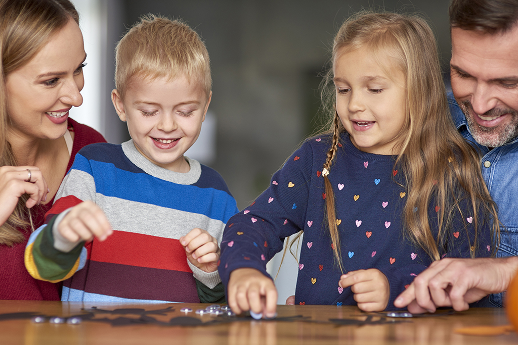 Beneficios de leer y jugar juntos en familia