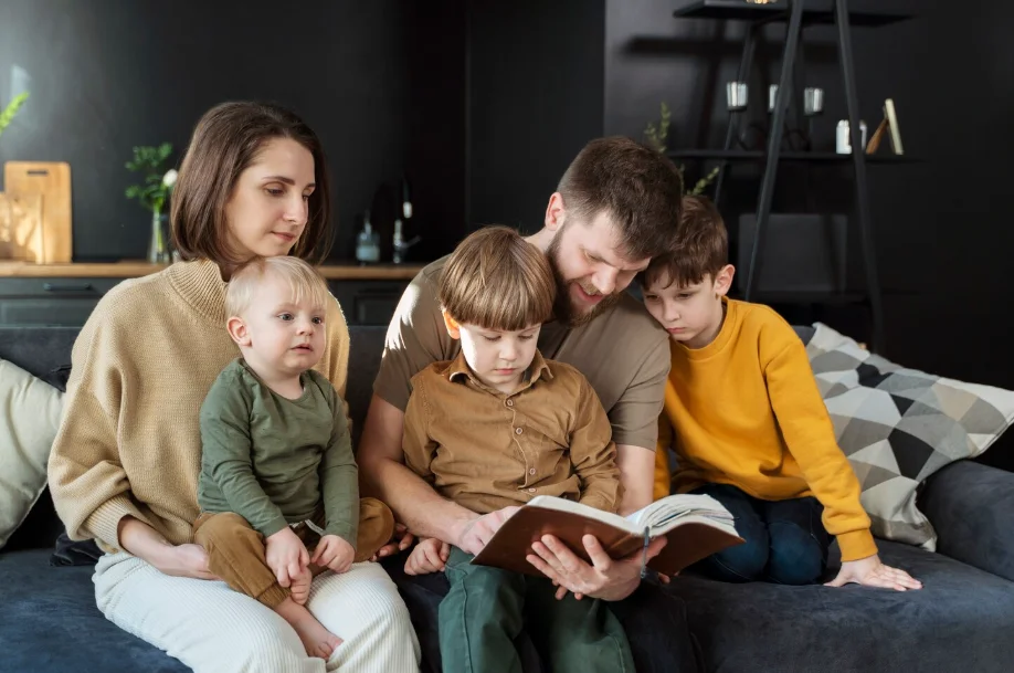 Familia leyendo juntos libros personalizados con nombre